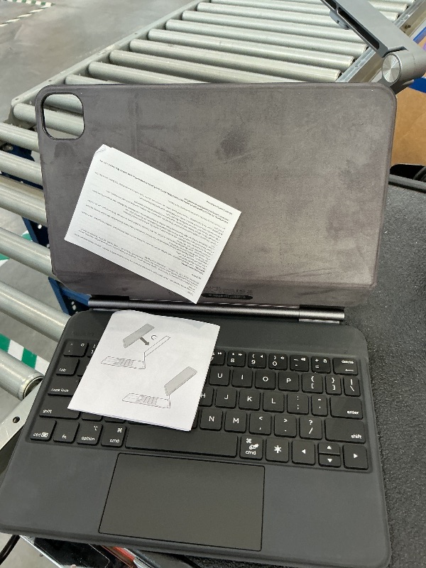 Photo 1 of Belkin Magnetic Keyboard Case for iPad Pro 11" M4/M5