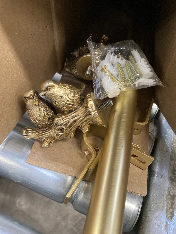 Photo 1 of 1 curtain rod (gold)
