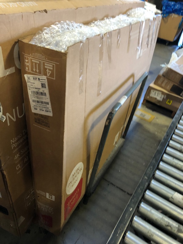 Photo 1 of LG 77-Inch Class OLED evo AI 4K C5 Series Smart TV w/Dolby Atmos, Dolby Vision, HDR10, AI Super Upscaling 4K, Filmmaker Mode, Wow Orchestra, Alexa Built-in (OLED77C5PUA, 2025) CORNER OF THE SCREEN IS BROKEN SELL FOR PARTS 