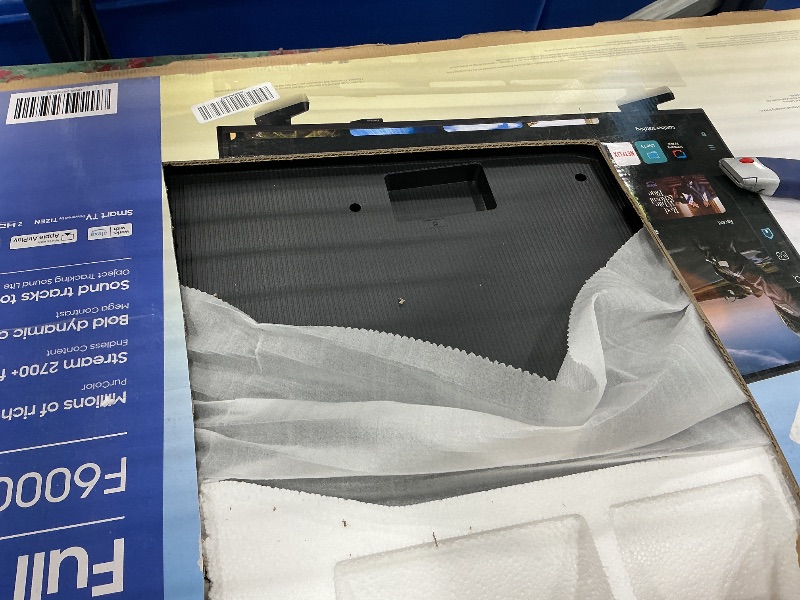View 3 of NON-FUNCTIONAL. PARTS ONLY--------------Samsung 40-Inch Full HD Smart TV