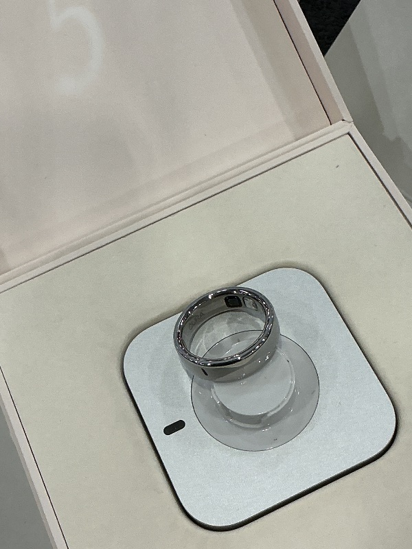 Photo 1 of Oura Ring 5 Smart Ring - Silver - Size 9