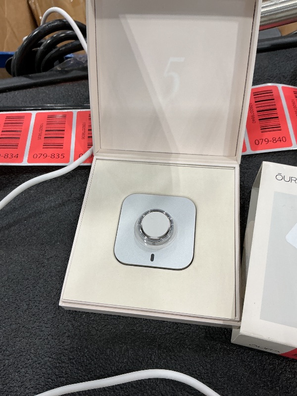 Photo 1 of Oura Ring 5 Smart Ring - Silver - Size 9