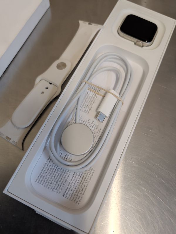 Photo 1 of Apple Watch SE (2nd Gen) GPS 40mm Smartwatch