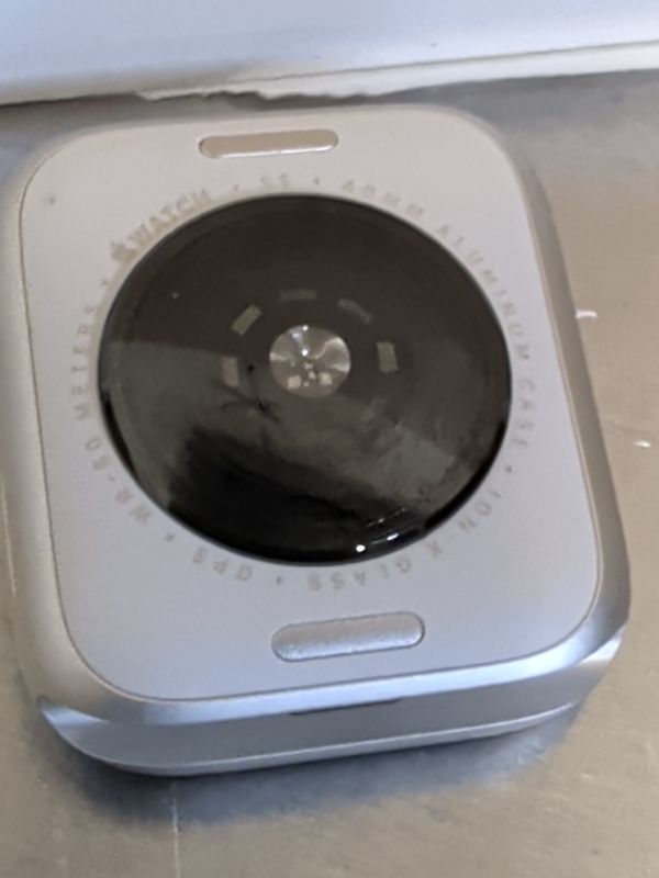 Photo 1 of Apple Watch SE (2nd Gen) GPS 40mm Smartwatch