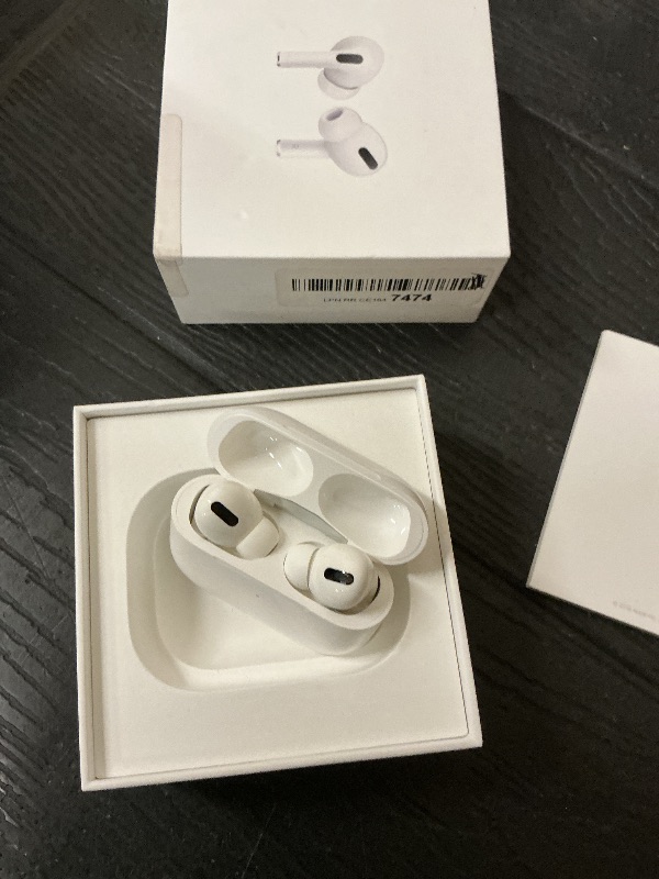 Photo 1 of DEFECTIVE WONT CONNECT .....................Apple AirPods Pro (White)