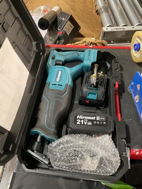 View 3 of ***MAJOR DAMAGE***
Hlrmsat Brushless Cordless Reciprocating Saw Kit