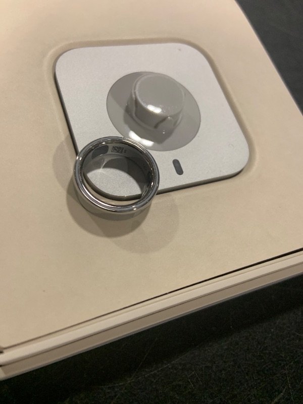 Photo 1 of OURA Ring 5 Smart Ring - Silver - Size 6