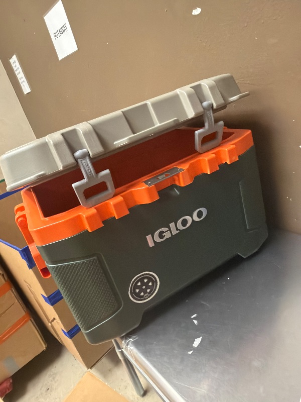 View 4 of SEE NOTES AND PICTURES …….Igloo Trailmate 52 Qt Roller Cooler