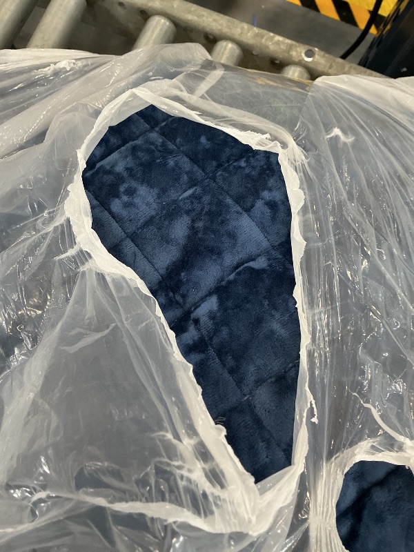 Photo 1 of Blue comforter unknown size