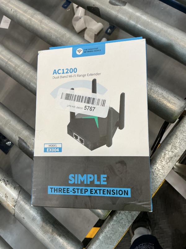 Photo 1 of W WWEENUO AC1200 WiFi Extender