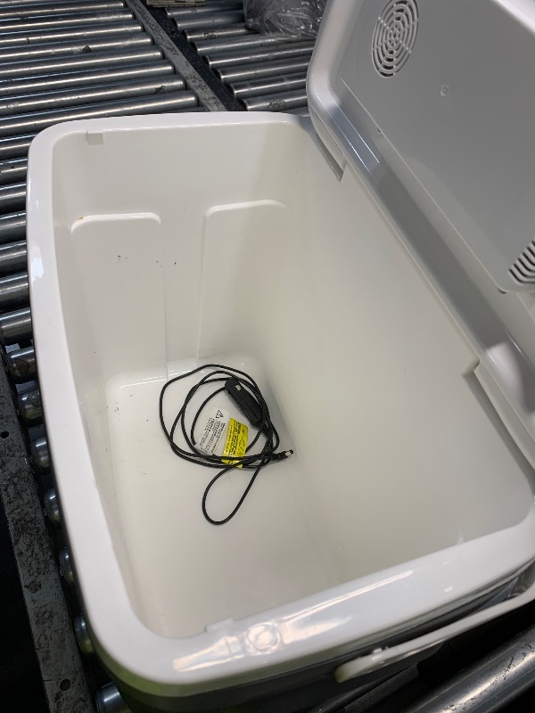 View 3 of *** MINOR SCUFFS INSIDE BODY ***
Igloo 28 qt, Hot/Cold Grey
