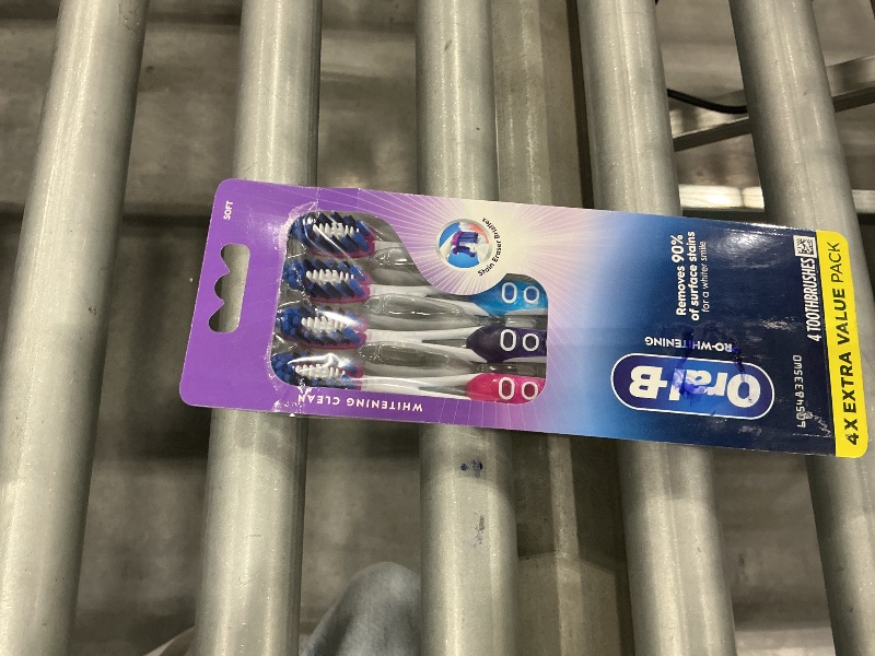 Photo 1 of Oral-B 3D White Deep Stain Remover Toothbrushes, 4 Count, Soft