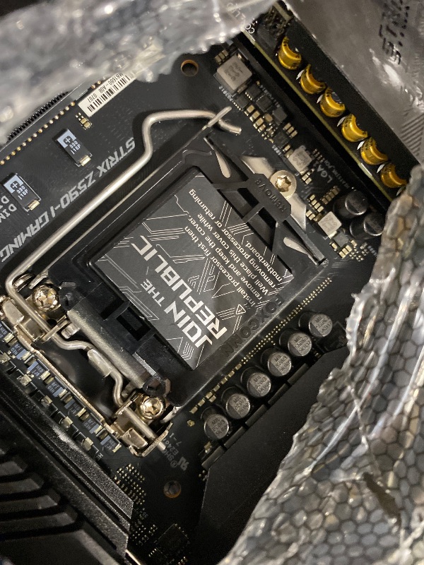 View 5 of ROG Strix Z590-I Gaming WiFi 6E LGA 1200 (Intel® 11th/10th Gen) mini-ITX gaming motherboard (PCIe 4.0, 8+2 power stages,Thunderbolt 4 Onboard,2.5 Gb LAN, USB 3.2 Gen 2 front panel Type-C,2x M.2 slots)