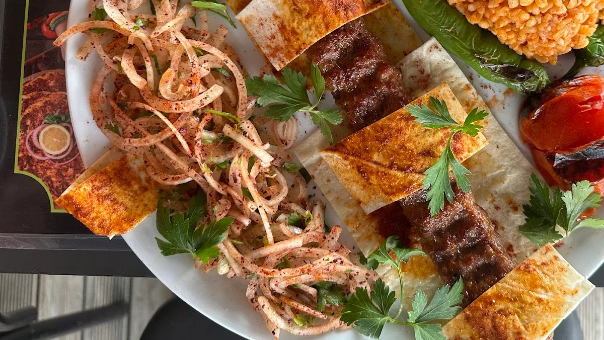 EYVAN kebap, lahmacun ,pide ve et döner salonu aydınlı — Fotoğraf 2
