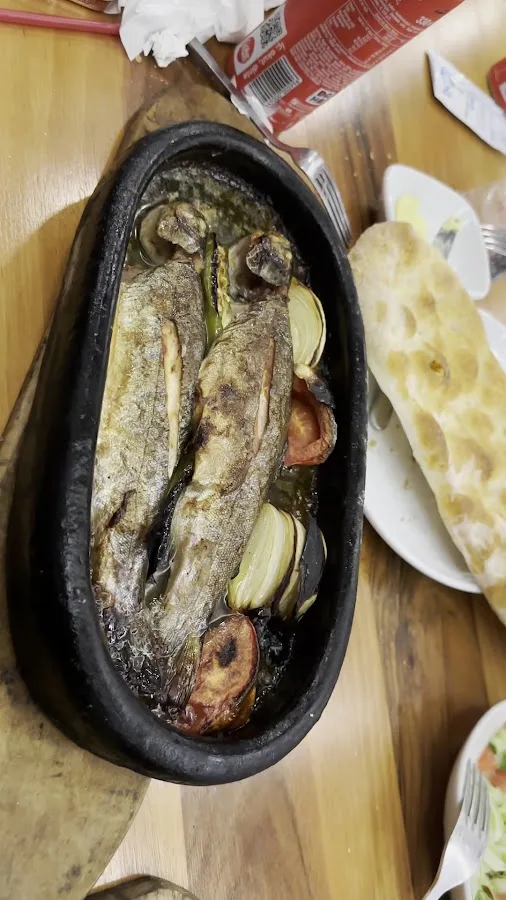 Bozat Alabalık Et Ve Pide — Fotoğraf 2
