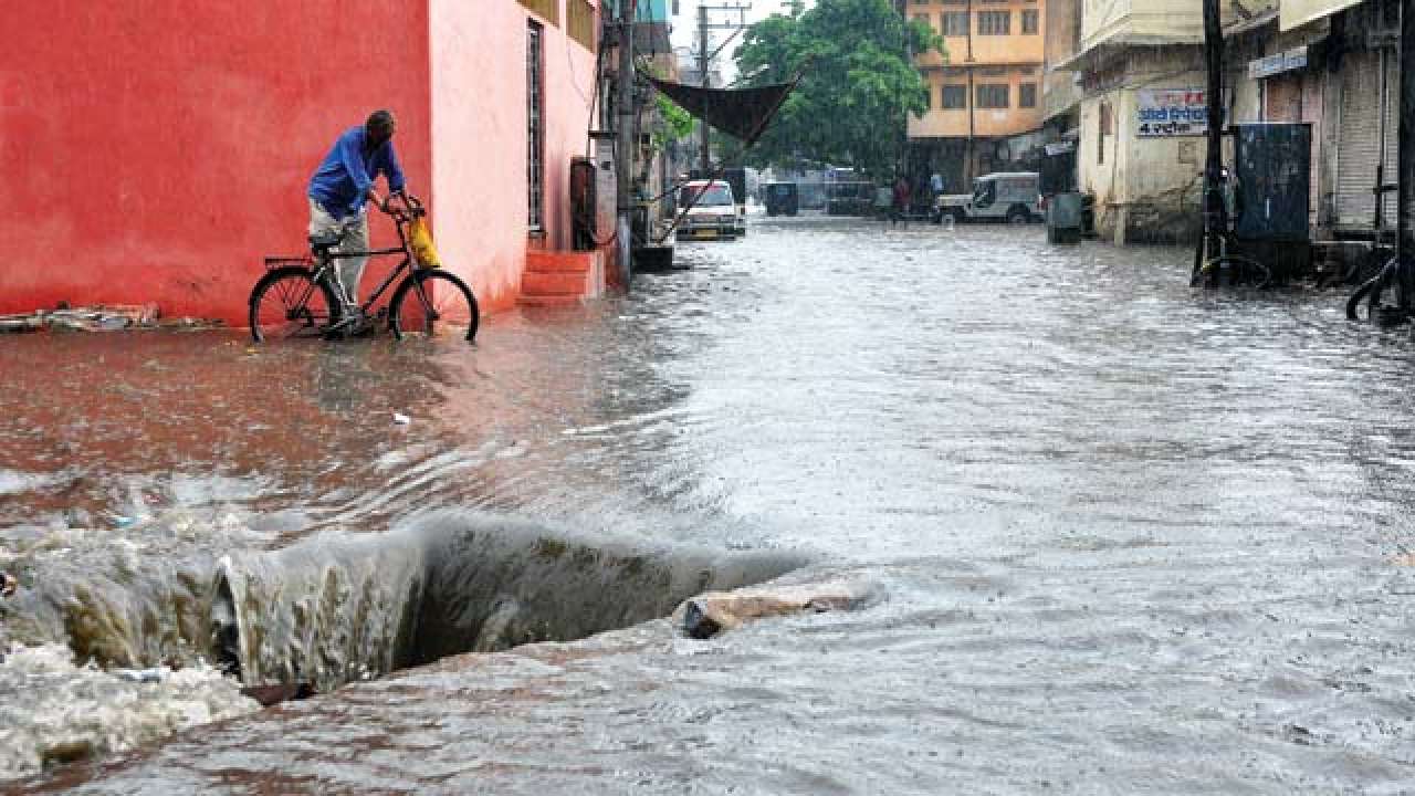 മുംബൈയിൽ കനത്ത മഴ: തുറന്നുകിടന്ന മാൻഹോളിൽ വീണ് 55-കാരൻ മരിച്ചു