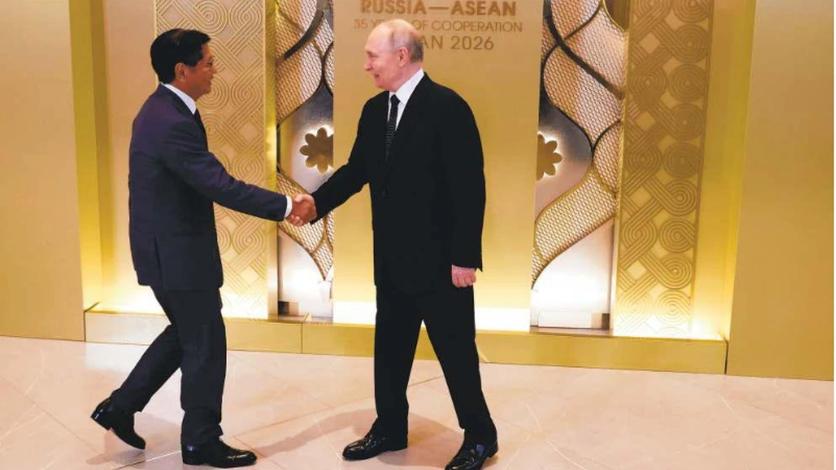 Russian President Vladimir Putin greeting an ASEAN leader at the Kazan summit