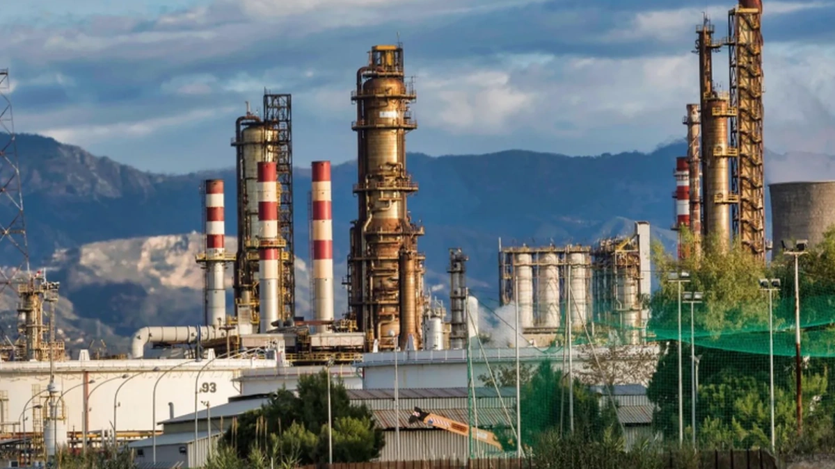 Oil refinery representing India's crude imports amid Strait of Hormuz disruption