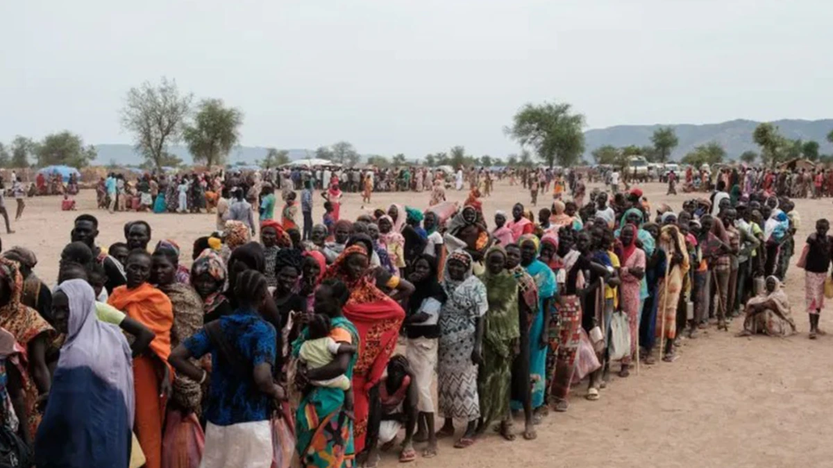 Displaced Sudanese families waiting for humanitarian assistance