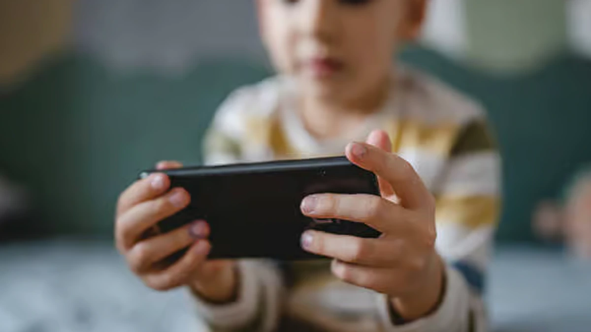Child using a smartphone under digital safety rules