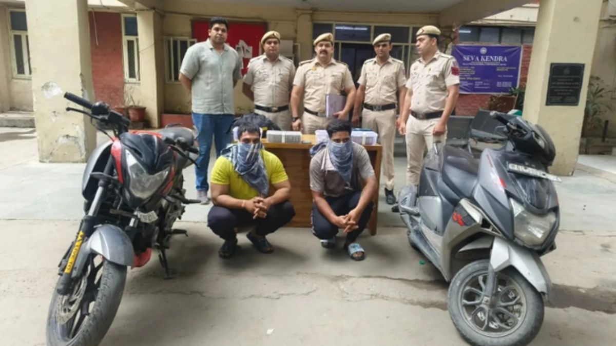 Delhi Police with accused and seized motorcycles after Inderlok armed robbery case