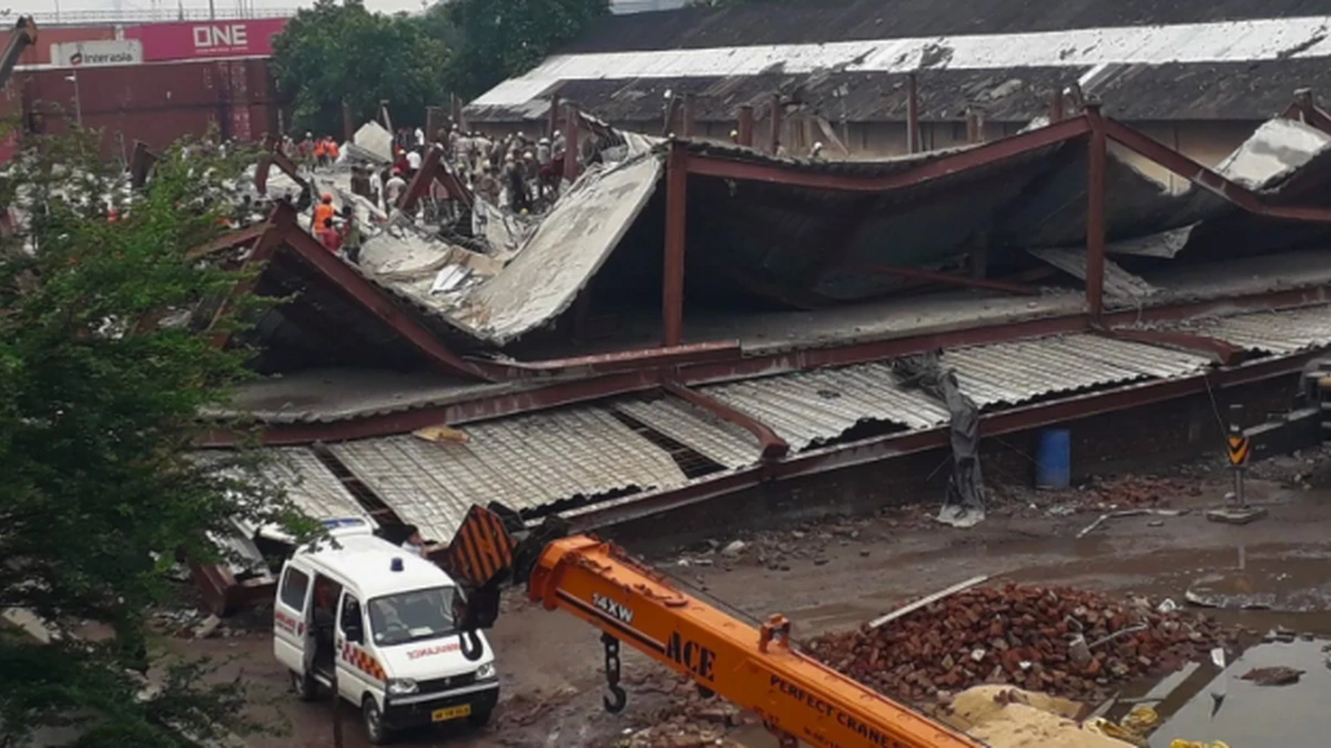Collapsed under-construction warehouse in Kolkata Taratala with rescue workers