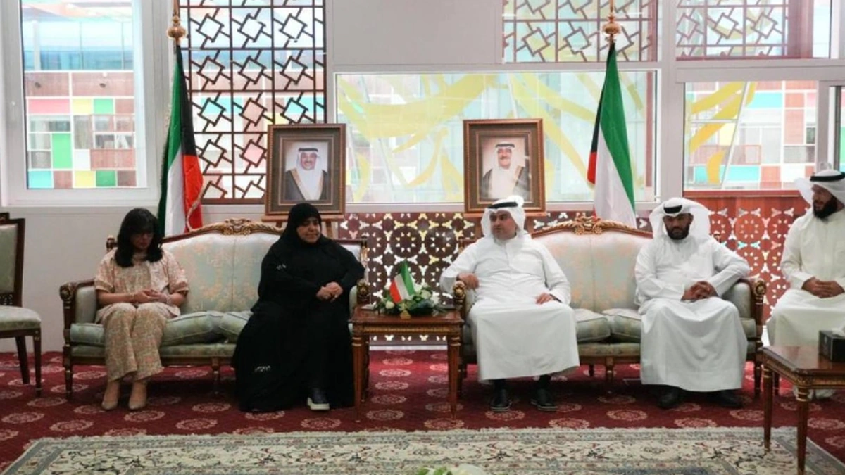 Kuwait Justice Minister meeting teams reviewing debtors relief files