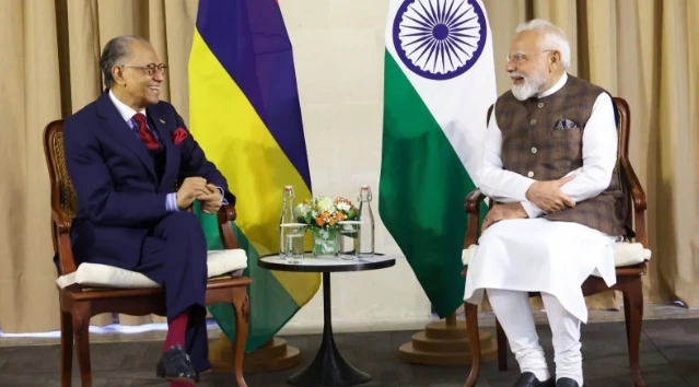 Prime Minister Narendra Modi meeting Mauritius Prime Minister Navinchandra Ramgoolam in Seychelles