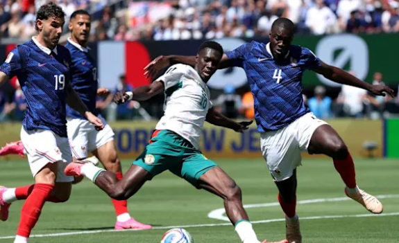 Football tactical board showing France attacking movement against Senegal