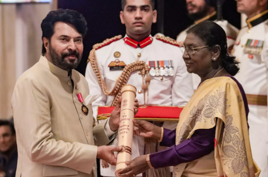 പത്മഭൂഷൺ പുരസ്കാര നേട്ടത്തെ പ്രതിനിധീകരിക്കുന്ന പുരസ്കാര വേദിയുടെ എഡിറ്റോറിയൽ ചിത്രം