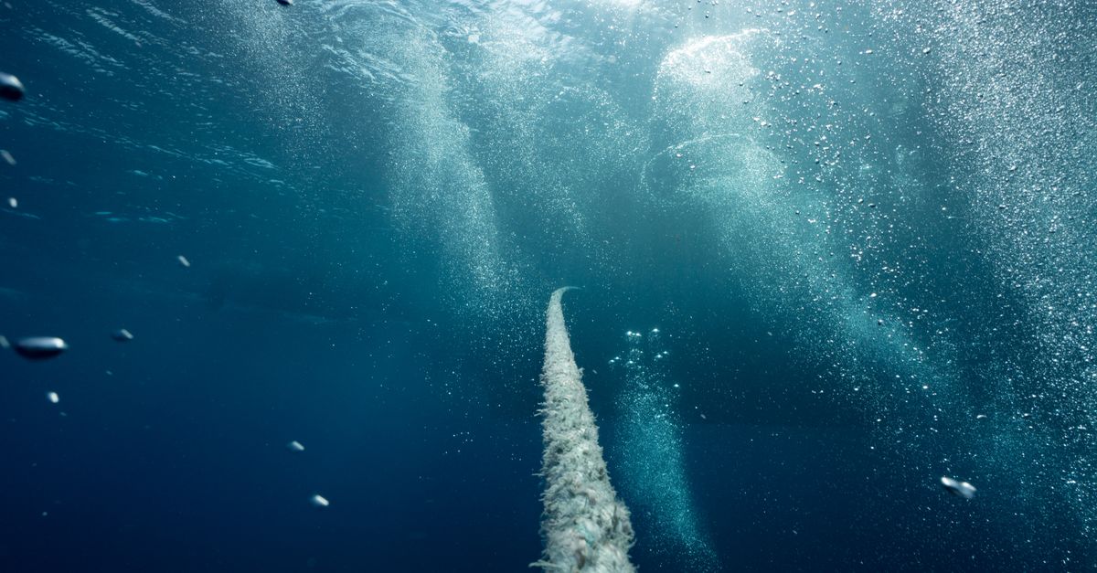 Explore the deep blue underwater world with bubbles, rope, and ambient light.