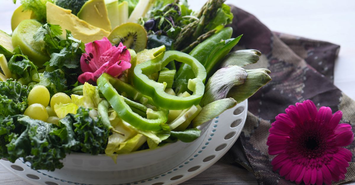 Colorful assortment of fresh vegetables and fruits on a plate, perfect for healthy eating.