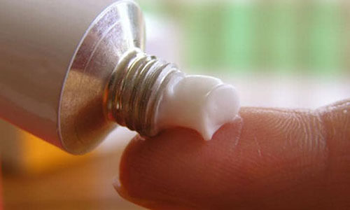 portraying a cream required for fissure treatment