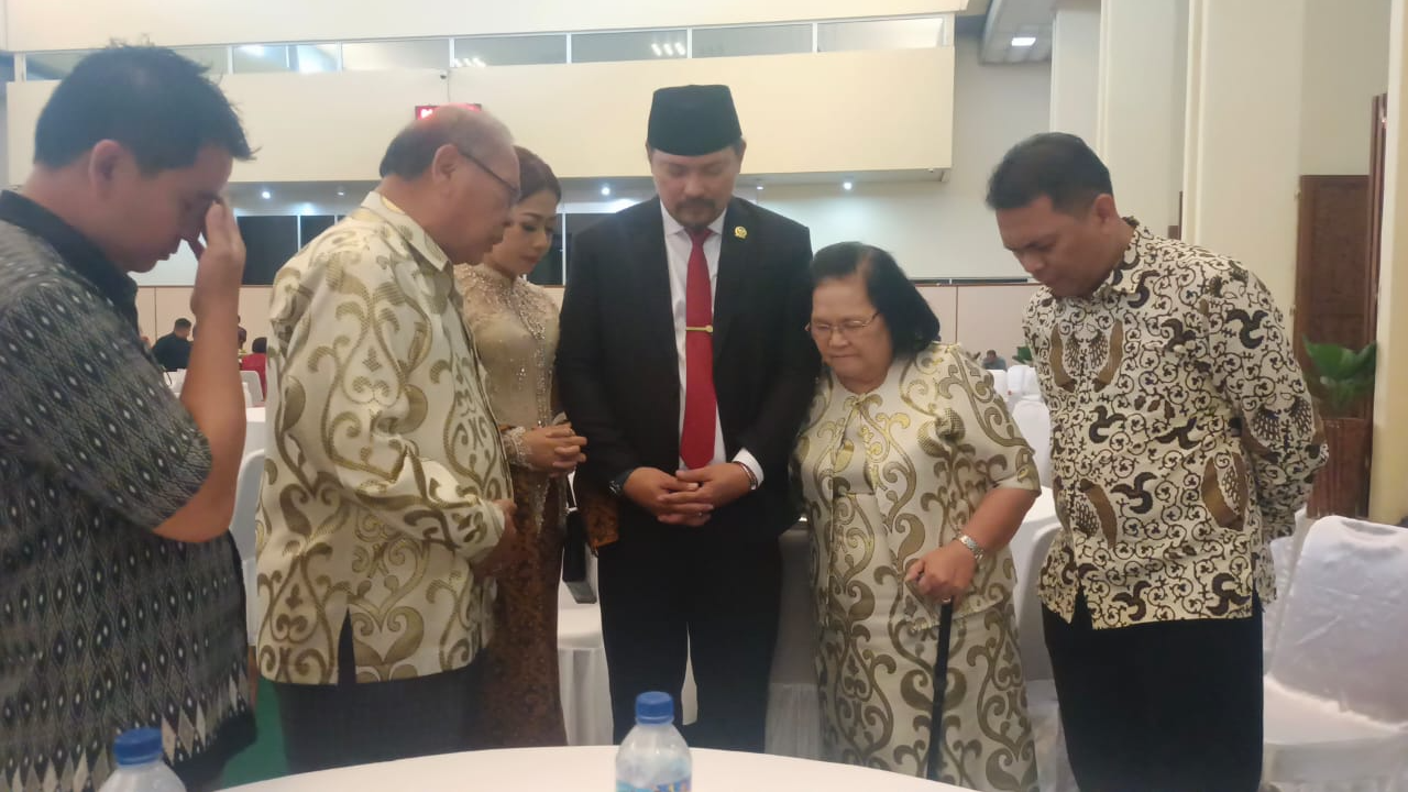 Dalam momen haru tersebut, Martin didoakan oleh kedua orang tuanya, dan tampak sang istri yang setia mendampingi.