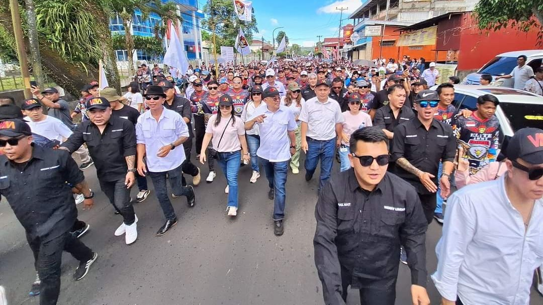 Pasangan WL - MM saat mendaftar di KPU Tomohon