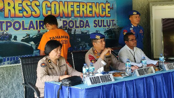 Tersangka saat diamankan di Mako Polair Polda Sulut di Bitung