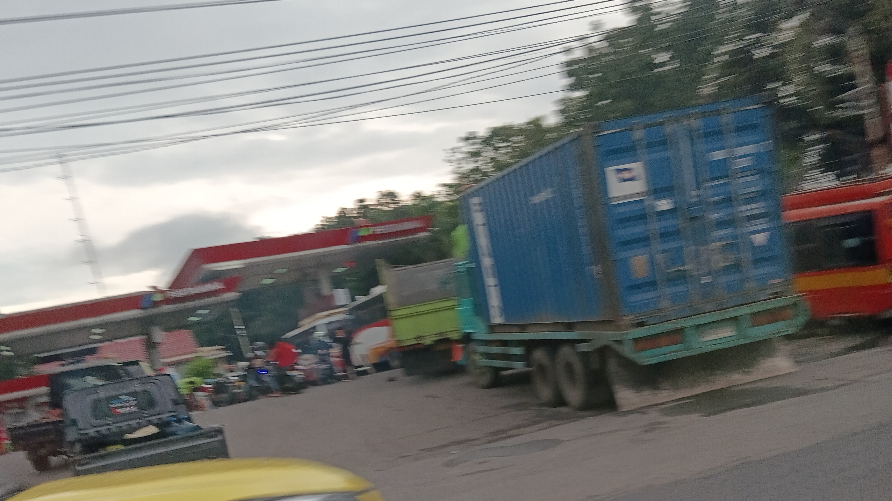 Antrian kendaraan di SPBU Tangkoko