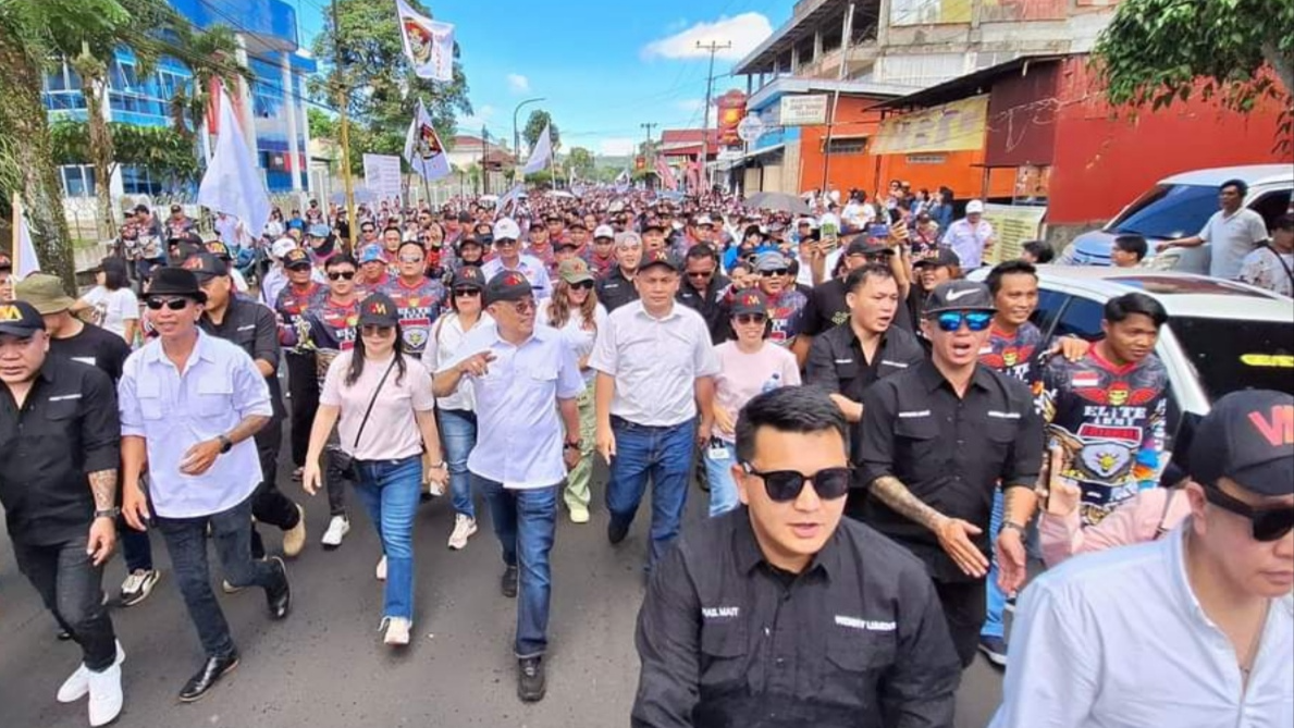 WL-MM saat diarak ribuan masa mendaftarkan diri di KPU Tomohon