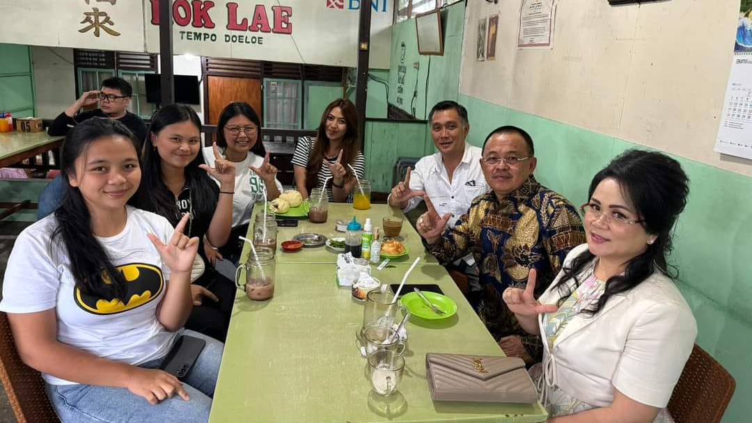 Wenny Lumentut, bersama isteri tercintanya, Ellen Sangi, di rumah kopi Hok Lae Tomohon pada Rabu (19/6/2024) sore.