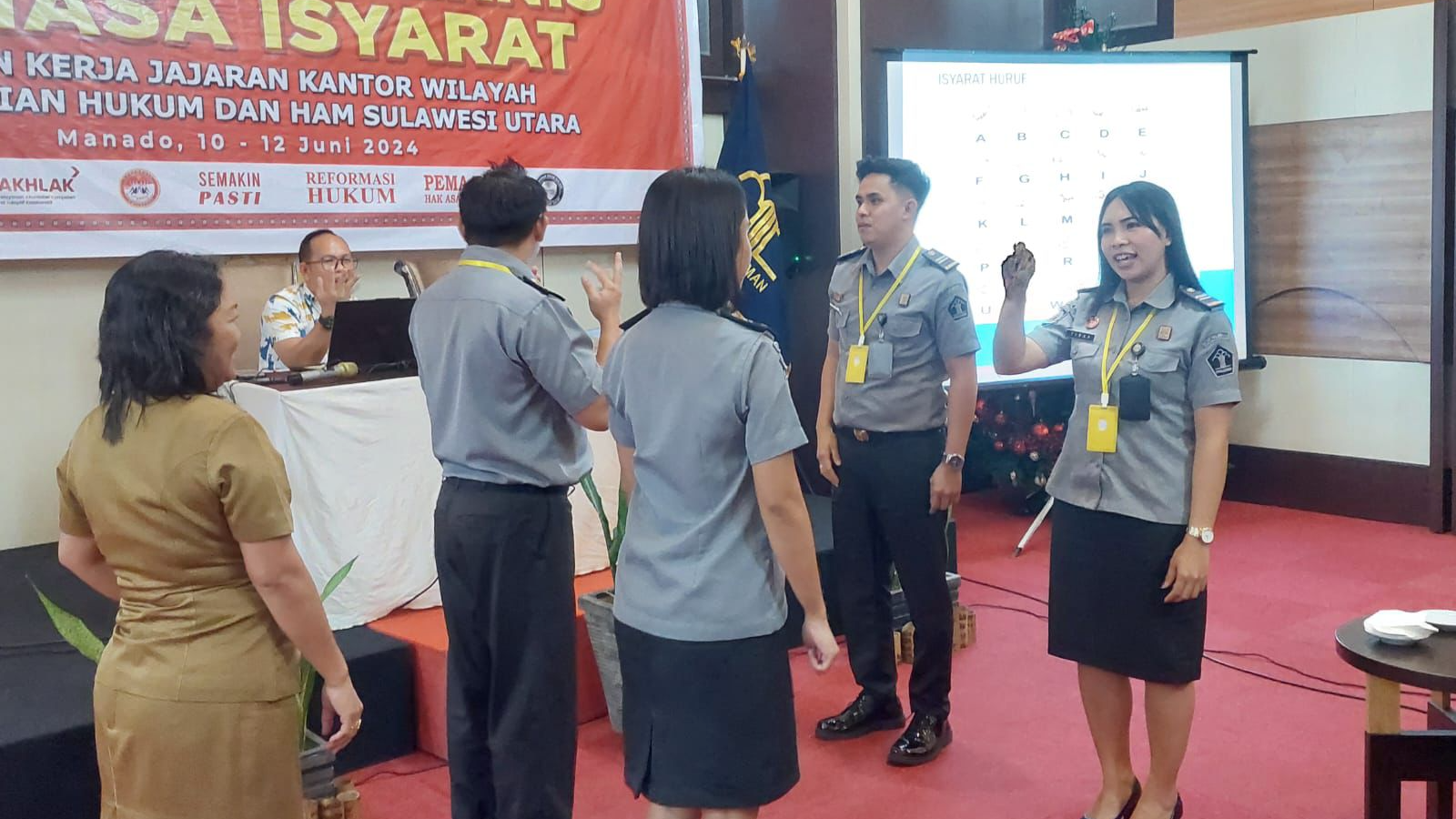 Bimbingan Teknis Bahasa Isyarat yang berlangsung di JLE’S Hotel Manado dari 10-12 Juni 2024