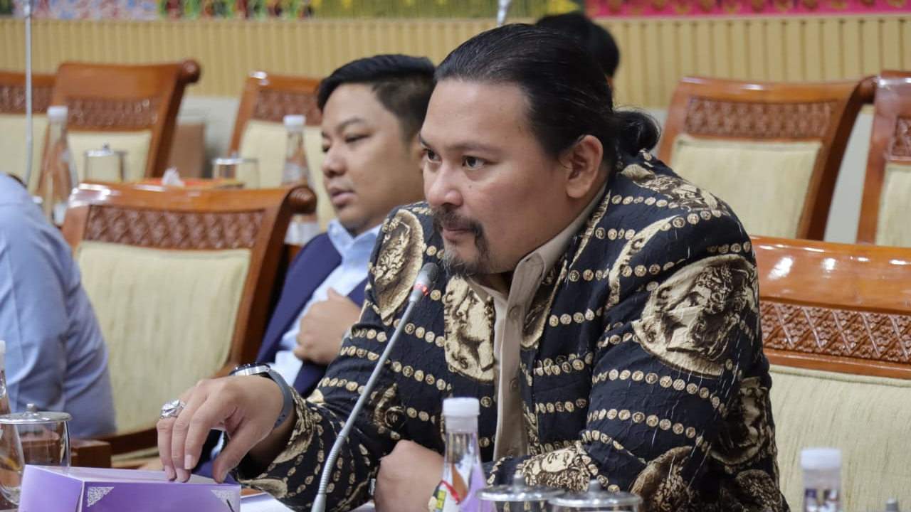 "Aktivitas tambang ilegal ini menjadi salah satu yg disorot Pak Presiden Prabowo. Bahwa terjadi kebocoran-kebocoran luar biasa dari tambang ilegal ini," tegas Martin Daniel Tumbelaka