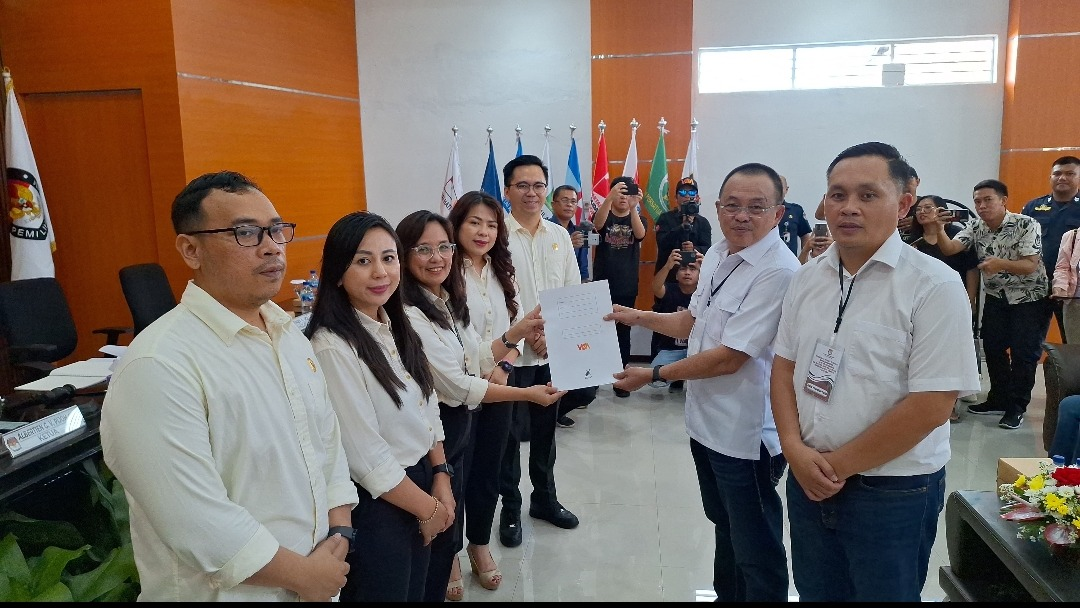 Bakal pasangan calon wali kota dan wakil walikota WL-MM saat memasukan dokumen syarat dukungan perseorangan di KPU Tomohon