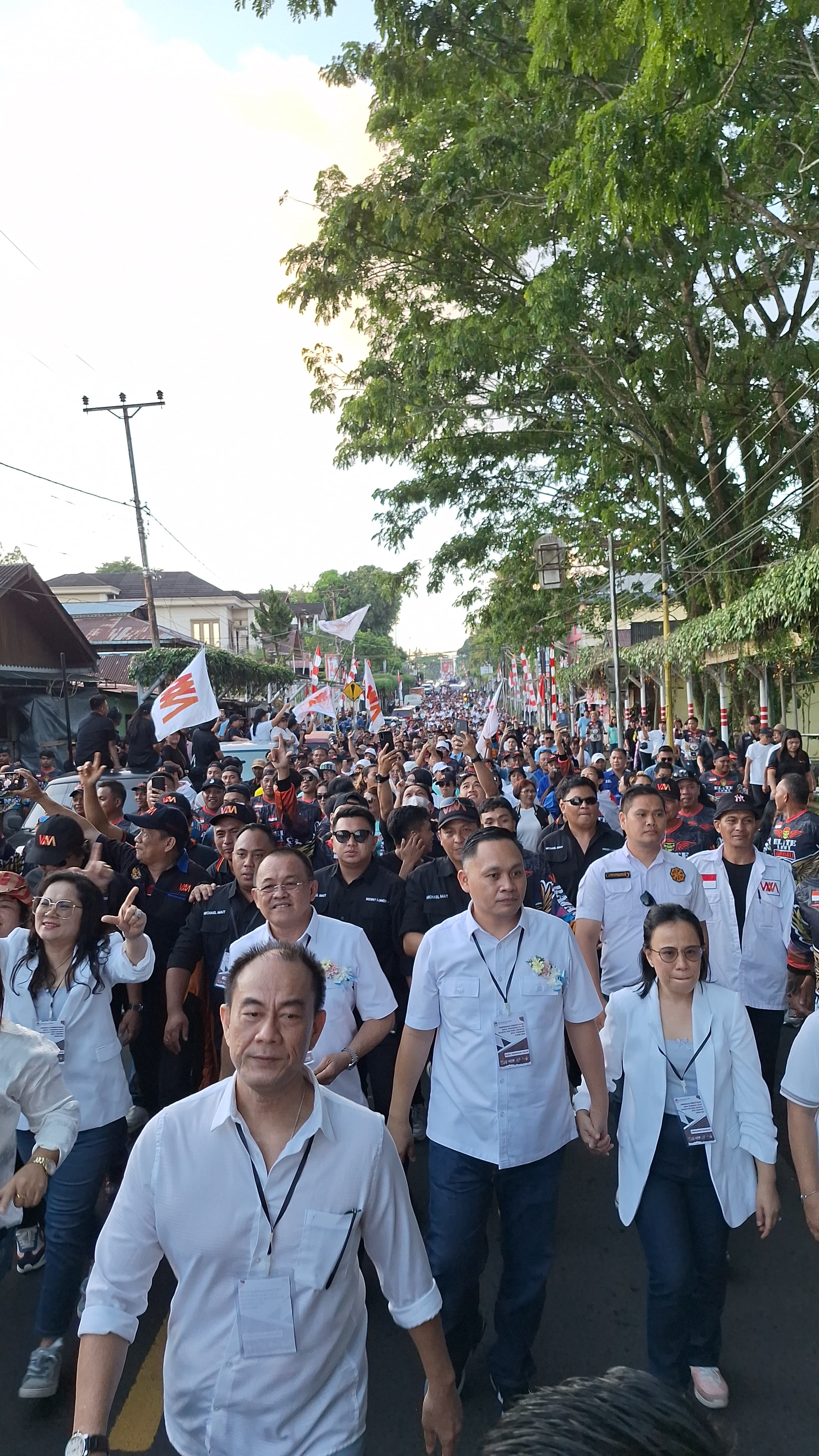 Dipimpin Andy Sengkey ribuan relawan antar papa ani WL - Pena Michael daftar ke KPU Tomohon