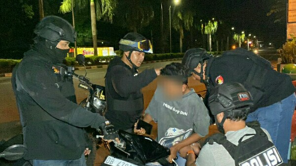 Seorang pembuat onar di Kompleks Nabati diamankan Tim Tarsius Polres Bitung karena kedapatan bawa panah wayer