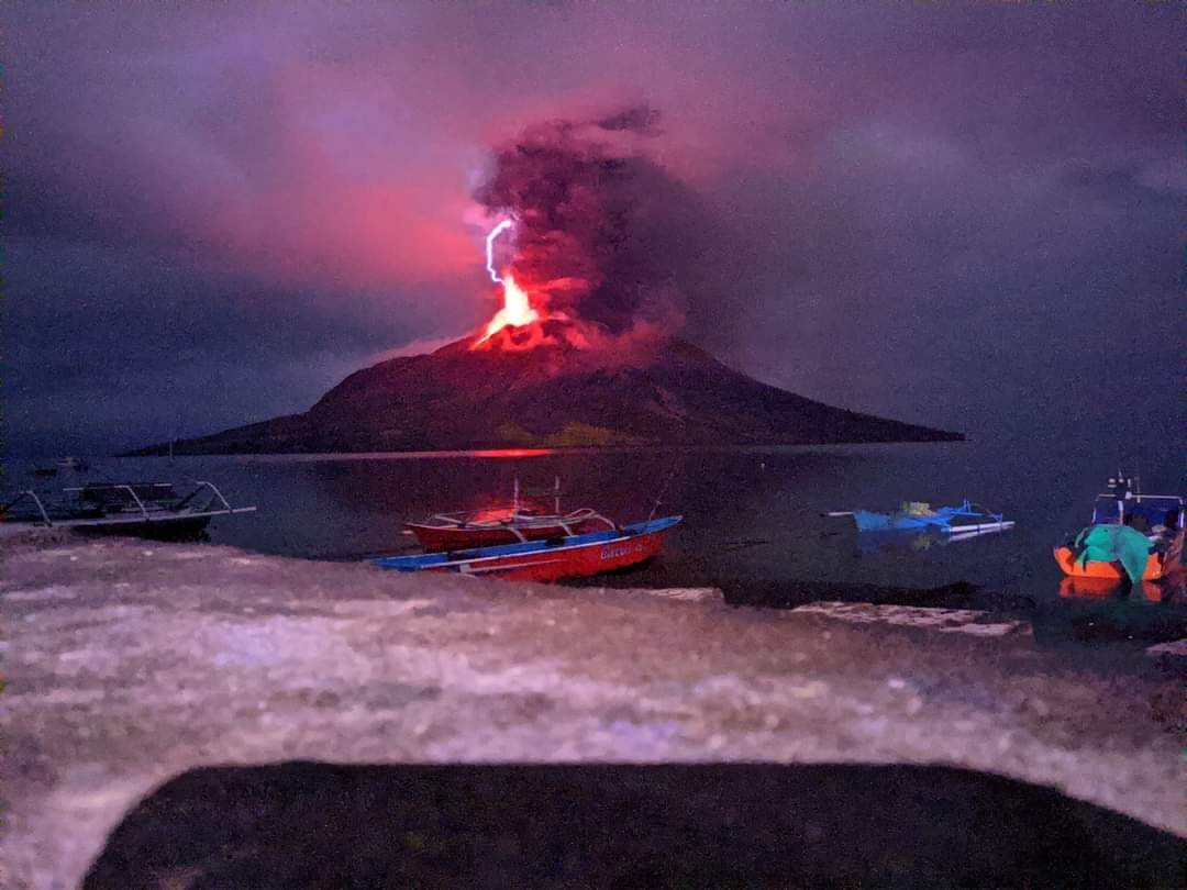 PVMBG Ingatkan Potensi Tsunami Akibat Erupsi Gunung Ruang di Sulawesi Utara