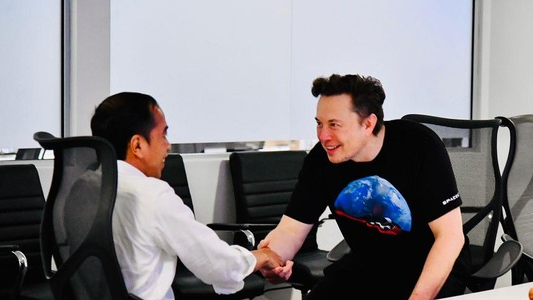 foto elon musk bersalaman dengan presiden RI Joko WIdodo