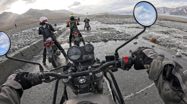 «Σκαρφάλωσε» με την μηχανή της  στα Ιμαλάια στα 5.798 μ.