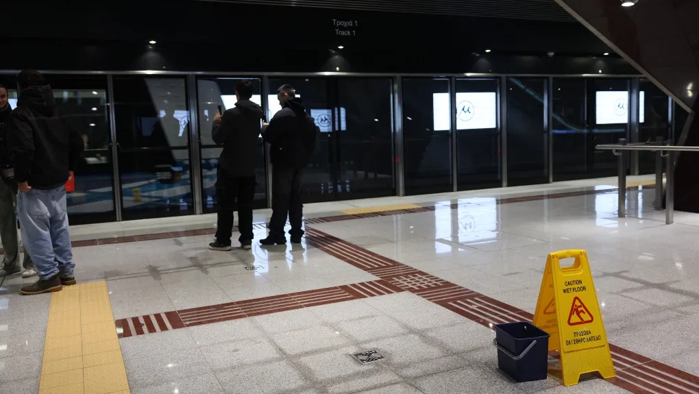 Έκρυψαν τους κουβάδες στα εγκαίνια του Μετρό- ΕΡΤ και ιδιωτικά κανάλια είχαν απευθείας μετάδοση