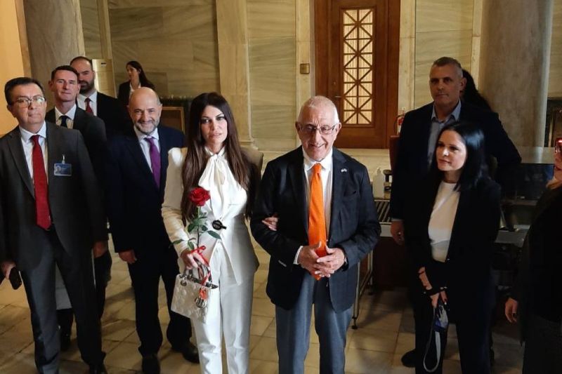 Κόφτη-μπάζωμα βάζει στην Εξεταστική της Βουλής ο συνοδός της κ. Guilfoyle, με εντολή του Μαξίμου. Και η ΕΣΗΕΑ;