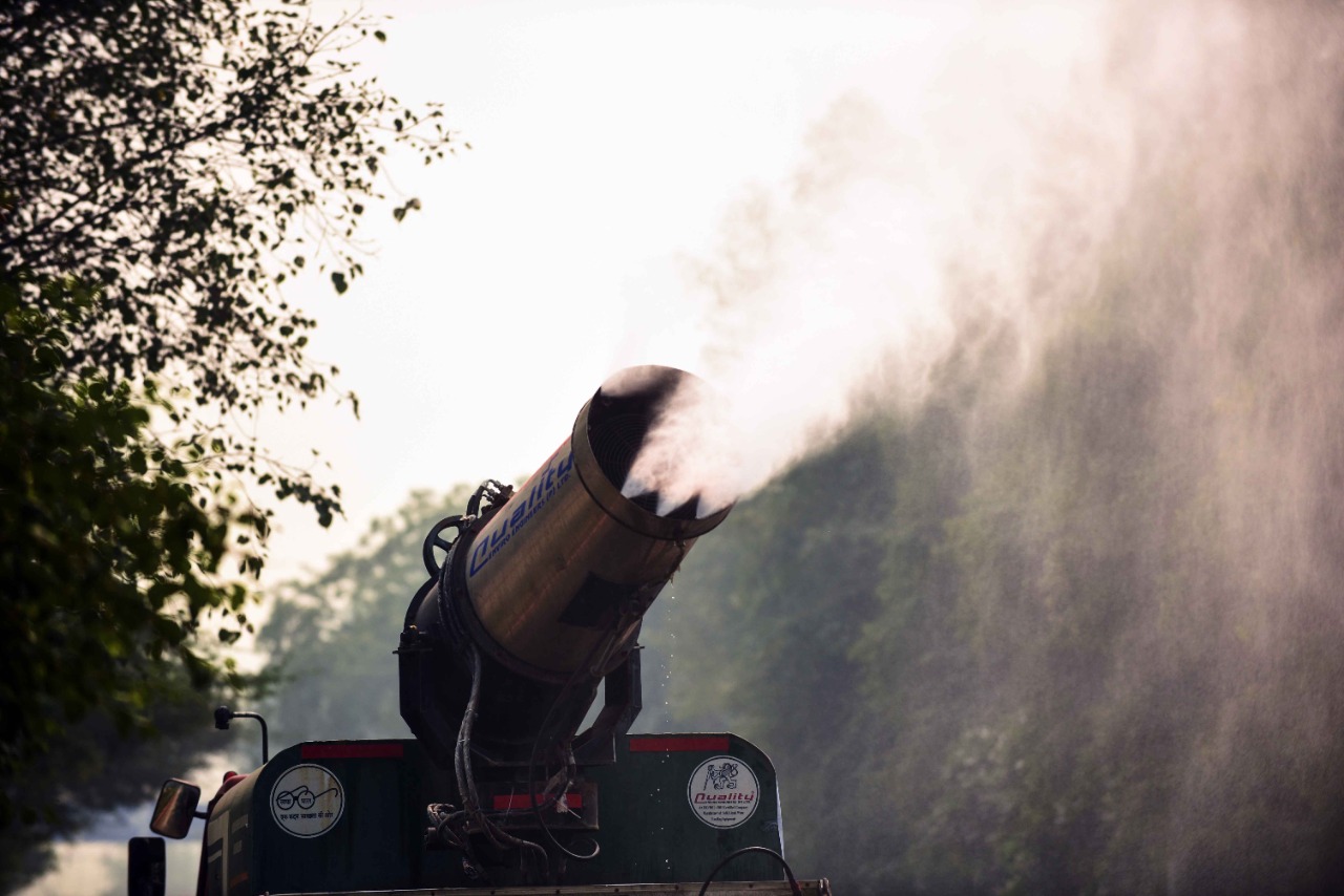 What steps are being taken by the Delhi government to reduce air pollution?